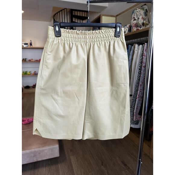 $2,000 Bottega Veneta Lambskin leather adjustable waist shorts - Picture 2 of 7